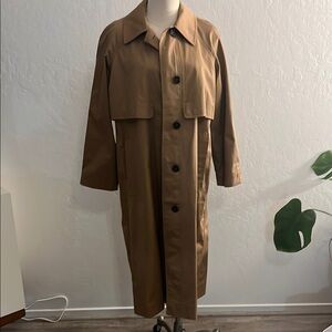 Everlane Tan Trench Coat with Classic Design